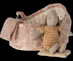 Maileg Kanin i babylift, Mikro - Gul/mørk pudder New